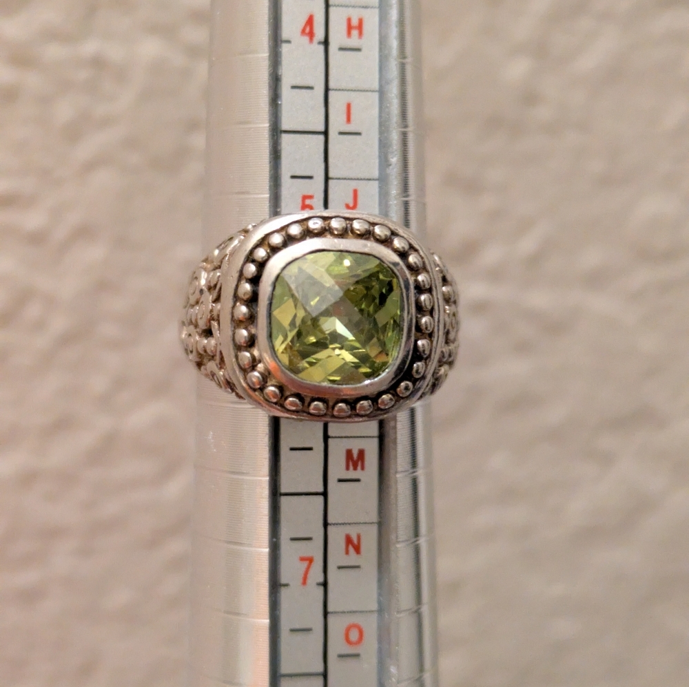 Elegant Sz.6 Paradot Gemstone And Sterling Silver Ring